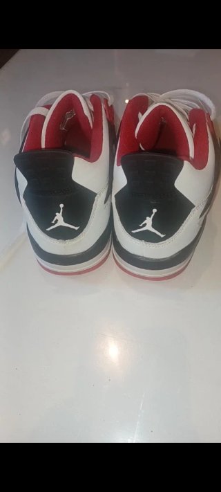 Zapatillas Jordan Blancas y Rojas