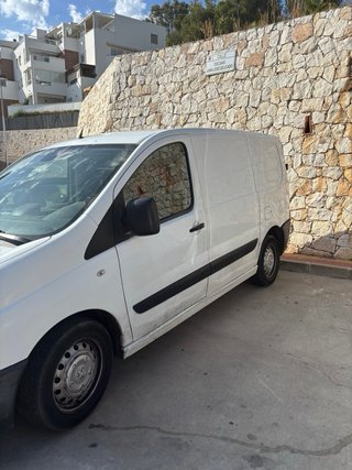 Furgoneta de trabajo con estanterías
