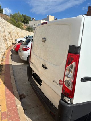 Furgoneta de trabajo con estanterías