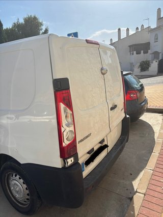 Furgoneta de trabajo con estanterías