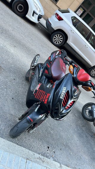 Yamaha Aerox Negra y Roja