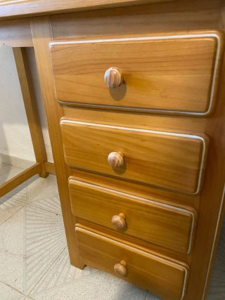 Escritorio de madera con cajones