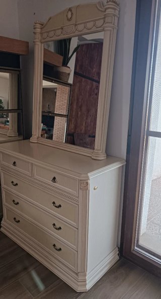 Cómoda y espejo de habitación.