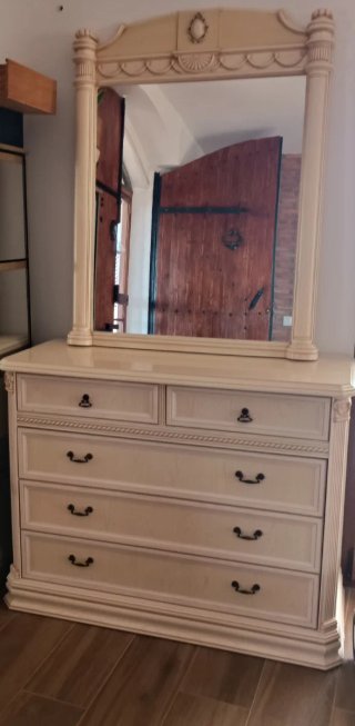 Cómoda y espejo de habitación.