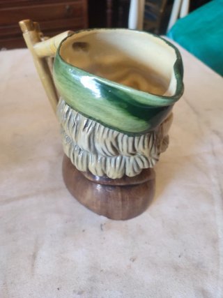 Jarra antigua de porcelana con figura