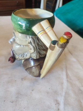 Jarra antigua de porcelana con figura