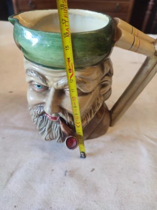Jarra antigua de porcelana con figura