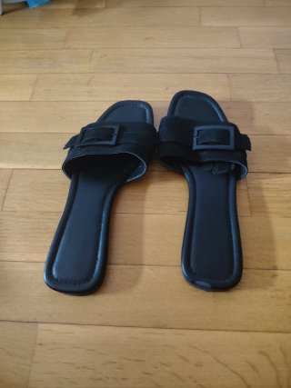 Sandalias negras con hebilla