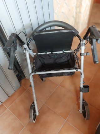 Andador adulto con ruedas giratorias