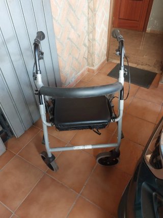 Andador adulto con ruedas giratorias