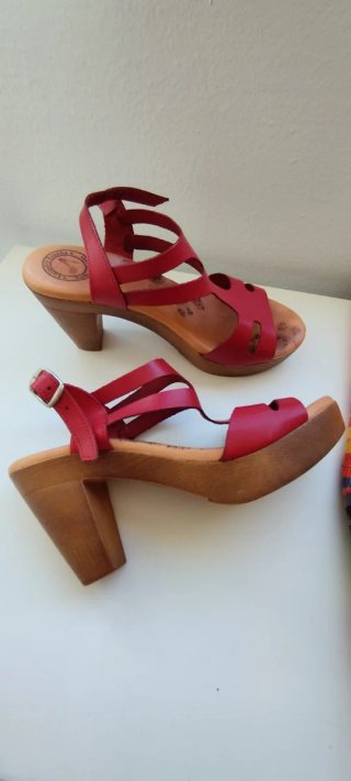Sandalias de piel rojas
