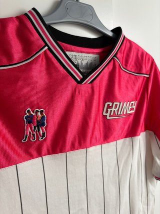 Vestido Grimey estilo fútbol blanco y fucsia