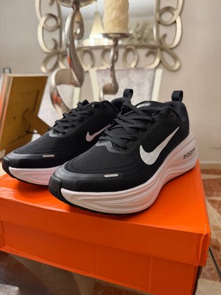 Nike Vomero Plus Negro/Blanco