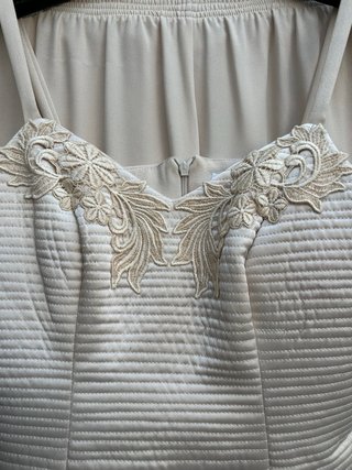 Traje de invitada beige con encaje