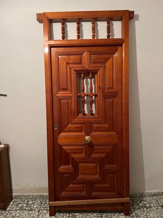 Puerta de madera maciza castellana