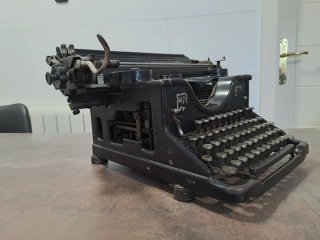 Máquina de escribir Hispano Olivetti M40