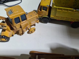 Juguetes de construcción amarillos caterpillar