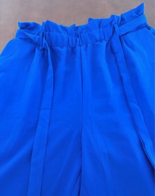Pantalón azul con cinturón