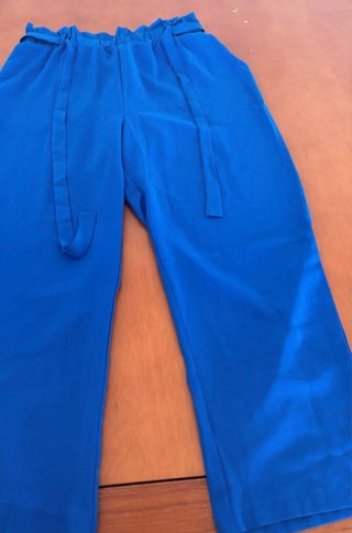 Pantalón azul con cinturón