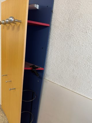 Perchero de madera con ganchos