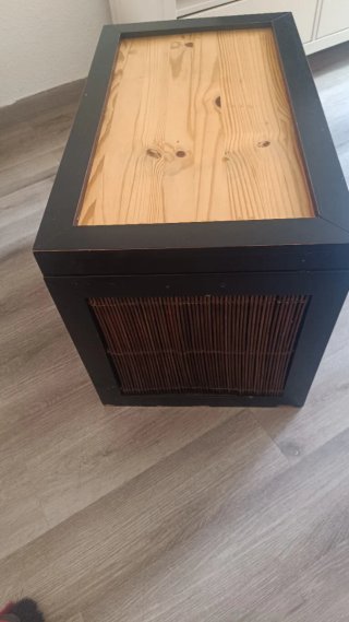 Baúl de madera y bambú