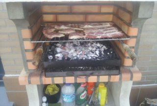 Barbacoa de obra con cajón para brasas