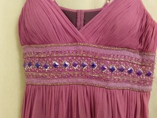 Vestido largo morado con pedrería