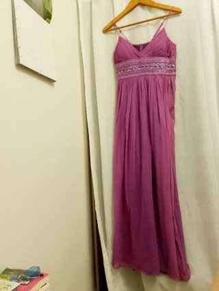 Vestido largo morado con pedrería