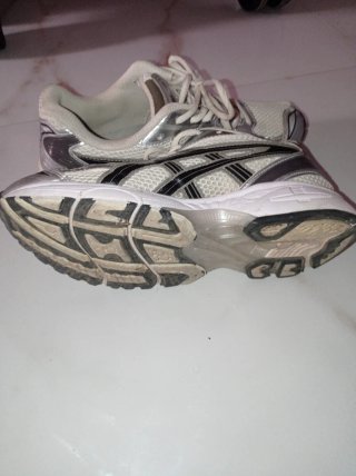 Zapatillas ASICS plateadas y blancas