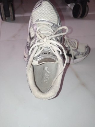 Zapatillas ASICS plateadas y blancas