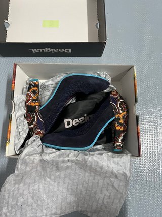 Zapatos de tacón Desigual azules y multicolor