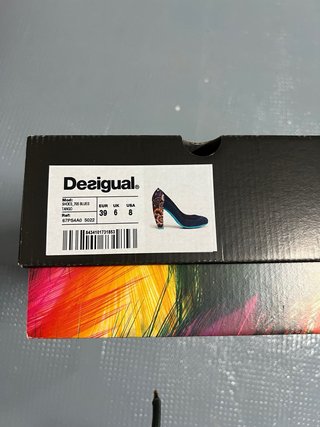 Zapatos de tacón Desigual azules y multicolor