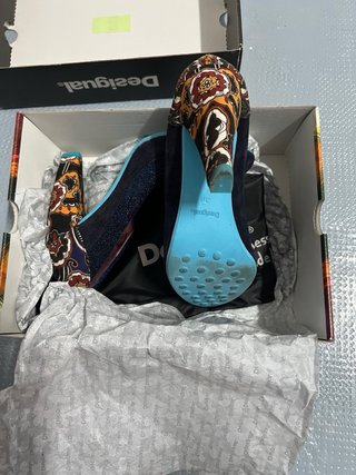 Zapatos de tacón Desigual azules y multicolor