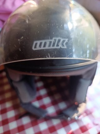 Casco de moto negro con visera