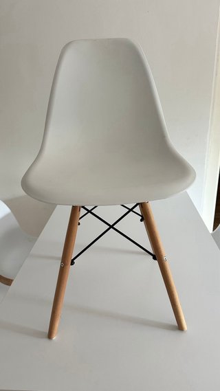 Mesa comedor y 4 sillas nórdicas blancas