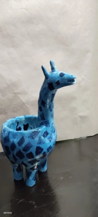 Jirafa de cerámica azul decorada
