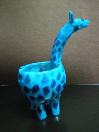Jirafa de cerámica azul decorada