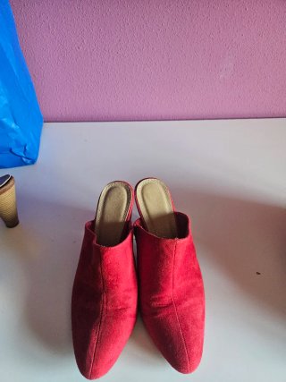 Zuecos rojos de tacón