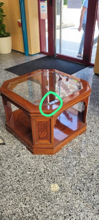 Mesa de centro de madera con tapa de cristal