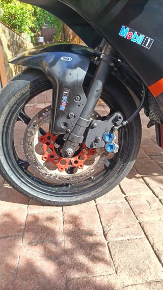 Prototipo moto circuito naranja y negra