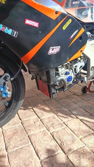 Prototipo moto circuito naranja y negra