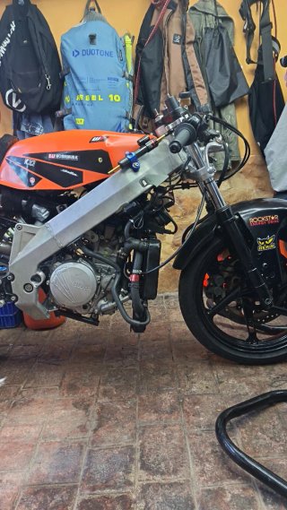 Prototipo moto circuito naranja y negra