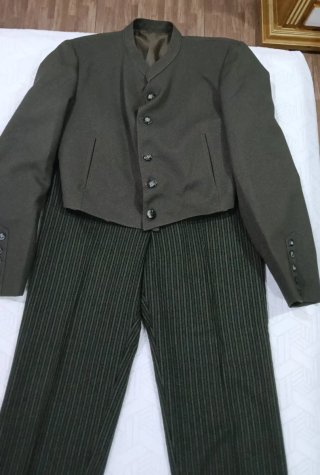 Traje de corto verde y rojo