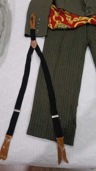Traje de corto verde y rojo