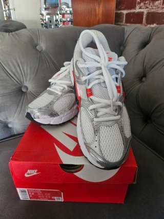 Zapatillas Nike Vomero 5 Plata y Blanco