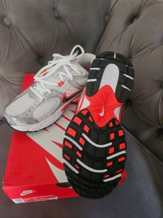 Zapatillas Nike Vomero 5 Plata y Blanco