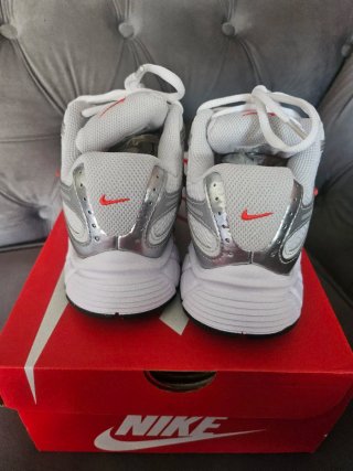 Zapatillas Nike Vomero 5 Plata y Blanco