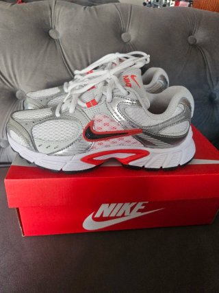 Zapatillas Nike Vomero 5 Plata y Blanco