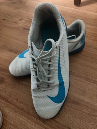 Zapatos de fútbol sala Nike blancos y turquesa
