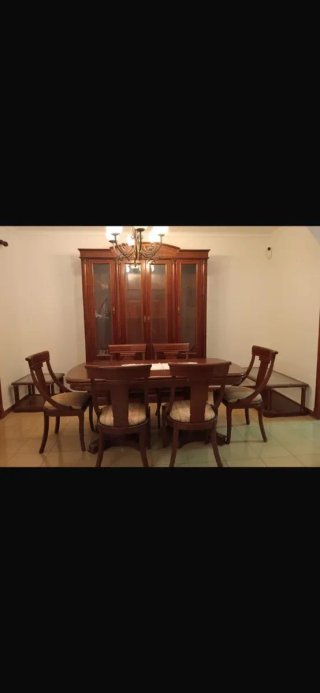 Mesa de comedor y sillas de madera